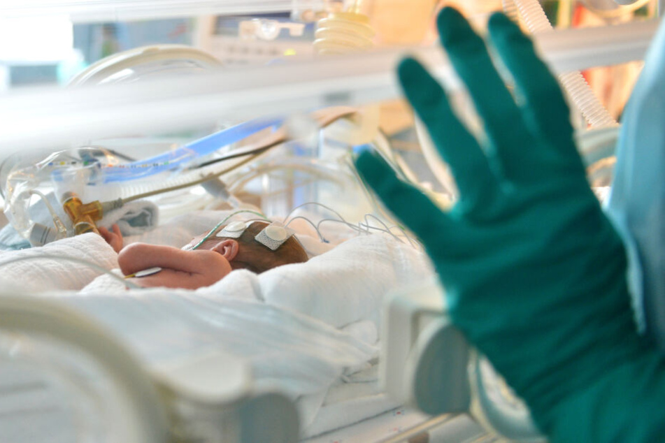 Zwei Kinder, die die Krankenschwester mit den Beruhigungsmitteln behandelte, überlebten. Eines verstarb (Symbolbild).