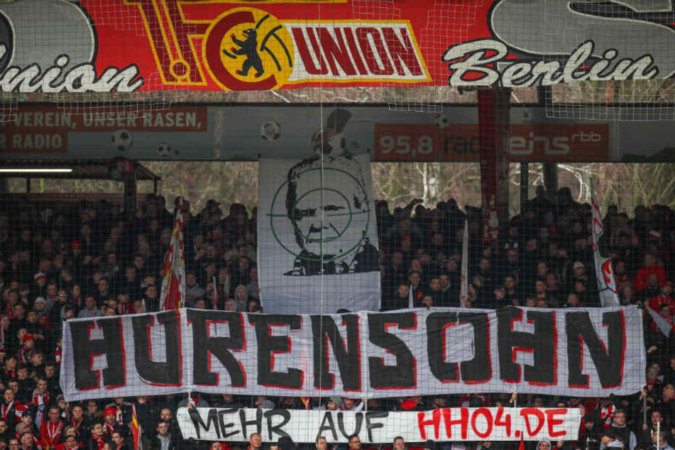 Union-Fans zeigen Banner mit dem Schriftzug "Hurensohn" und dem Abbild von Dietmar Hopp, Mäzen des TSG 1899 Hoffenheim, im Fadenkreuz. Es folgte eine Spielunterbrechung. (Symbolbild)