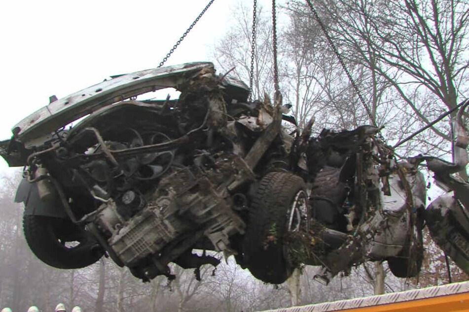 Das Auto glich nur noch einem Haufen Schrott.