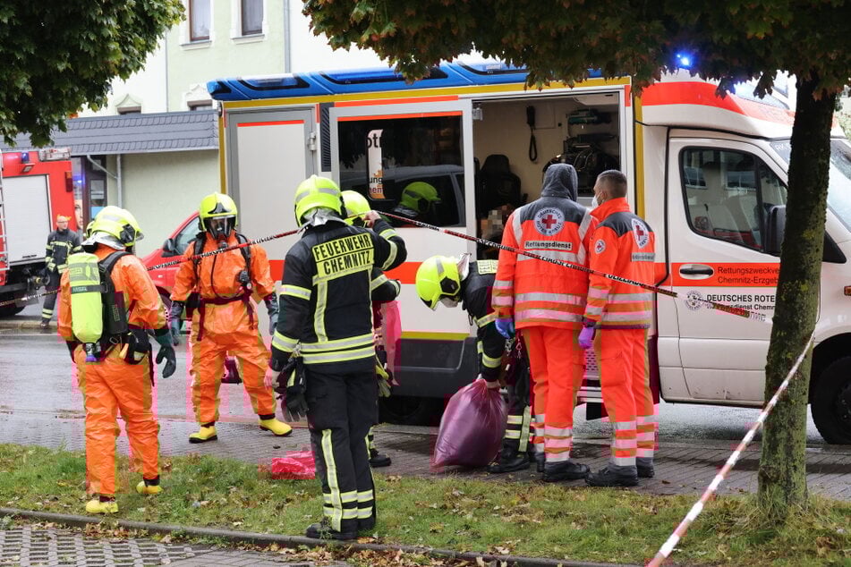 Die Einsatzkräfte zogen zur Sicherheit orange Schutzanzüge an.