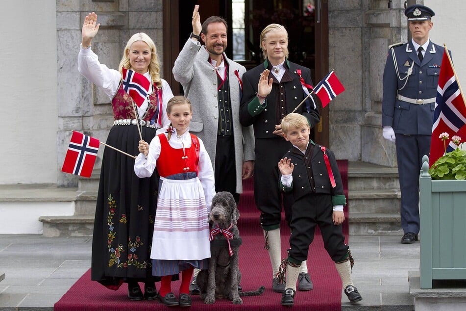 2013 schien die Welt für die Familie von Kronprinz Haakon und Mette-Marit (beide 52) noch in Ordnung.