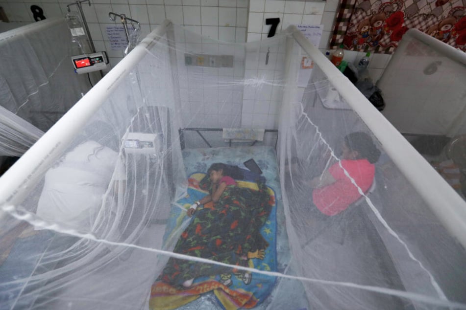 Ein Patient mit Dengue wird in einem Raum der Universitätsklinik in Tegucigalpa, Honduras, behandelt.