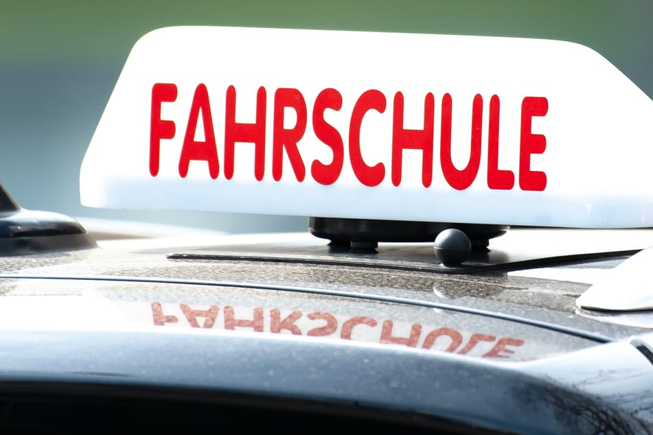 Der 41-Jährige soll seine Schülerinnen während der Fahrstunde bewusst in entlegene Waldgebiete geführt haben. (Symbolbild)