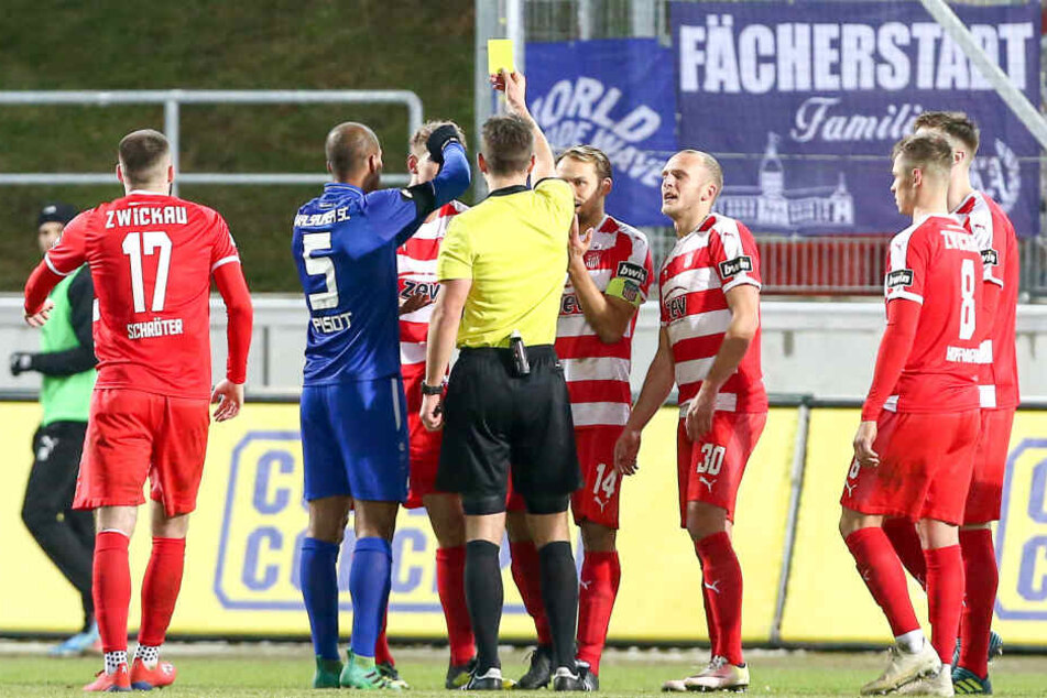 Alle Diskussionen halfen nichts. Lion Lauberbach (verdeckt) sah von Schiedsrichter Wolfgang Haslberger Gelb für sein Handspiel im Strafraum. Den Elfmeter nutzte Anton Fink zum 1:1.