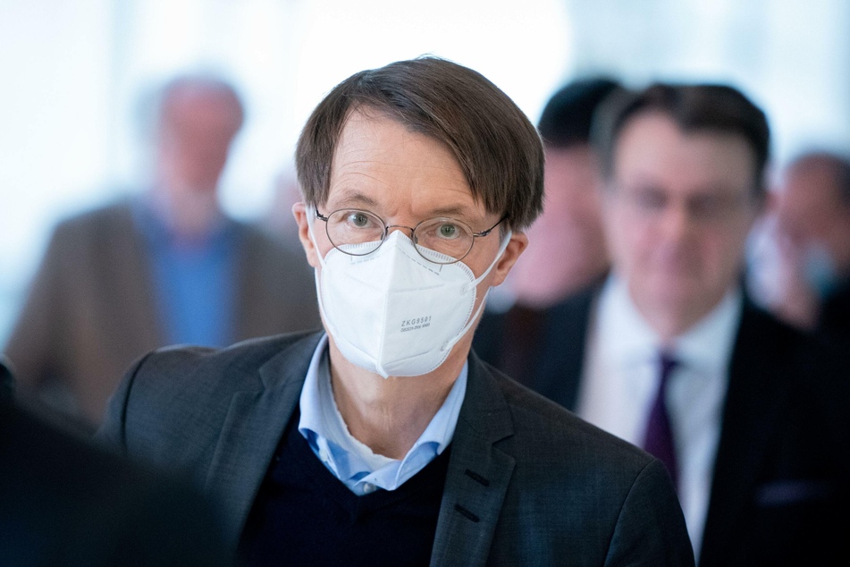 Der SPD-Gesundheitspolitiker Karl Lauterbach (57) hat eingeräumt, dass der derzeitige Teil-Lockdown die Corona-Infektionszahlen bei weitem nicht so senkt wie erwartet