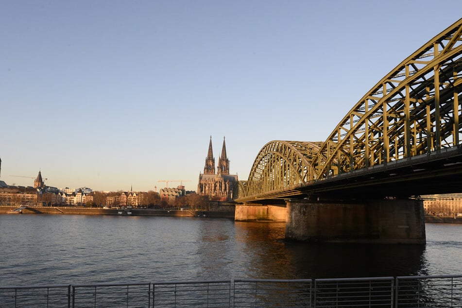 Eine Spezialfirma soll sich um die Bergung im Bereich der Deutzer Brücke und der Hohenzollernbrücke kümmern. Doch noch fehlt ein geeignetes Konzept.