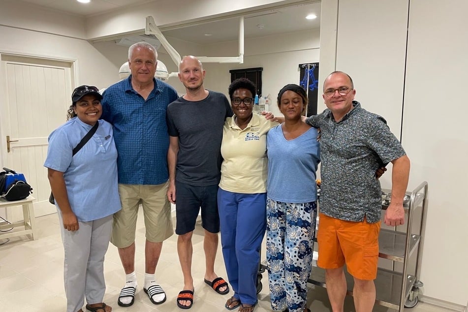 Dr. Jens Thielebein, Tiermediziner von der Martin-Luther-Universität Halle-Wittenberg (2.v.l.), und Dr. Felix Göbel, orthopädischer Chirurg vom Gelenkzentrum "Orthodocs" (r.), versorgten den beliebten George.