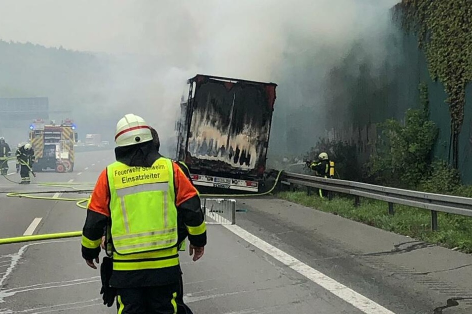 Die Feuerwehr konnte den Laster löschen.