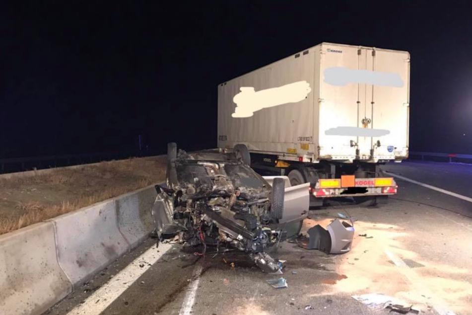 Der Wagen wurde bei dem Zusammenprall vollständig zerstört.