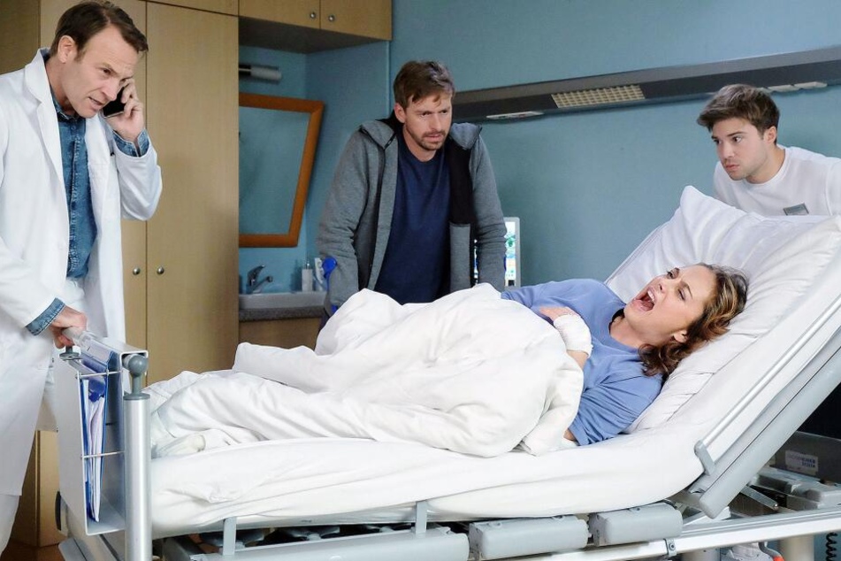 Tina Betzelt wird am Dienstag mit einer Fischgräte in der Speiseröhre in die Sachsenklinik eingeliefert.
