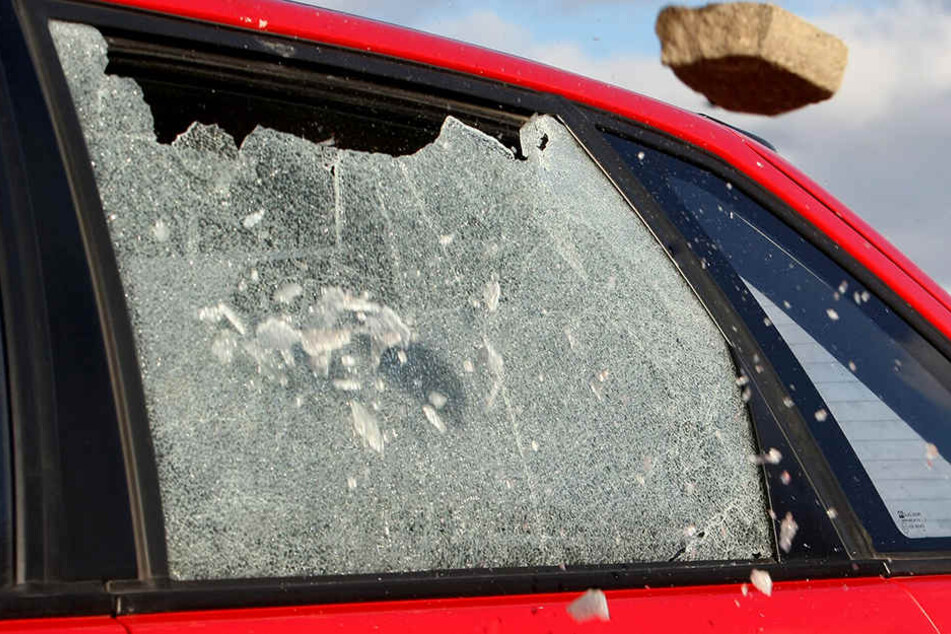 An insgesamt acht Autos wurden Scheiben eingeschlagen oder Türen eingedellt. (Symbolbild)