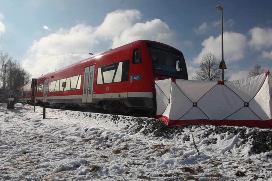 In Schwaben wurde ein Autofahrer von einem heranfahrenden Zug erfasst und tödlich verletzt.