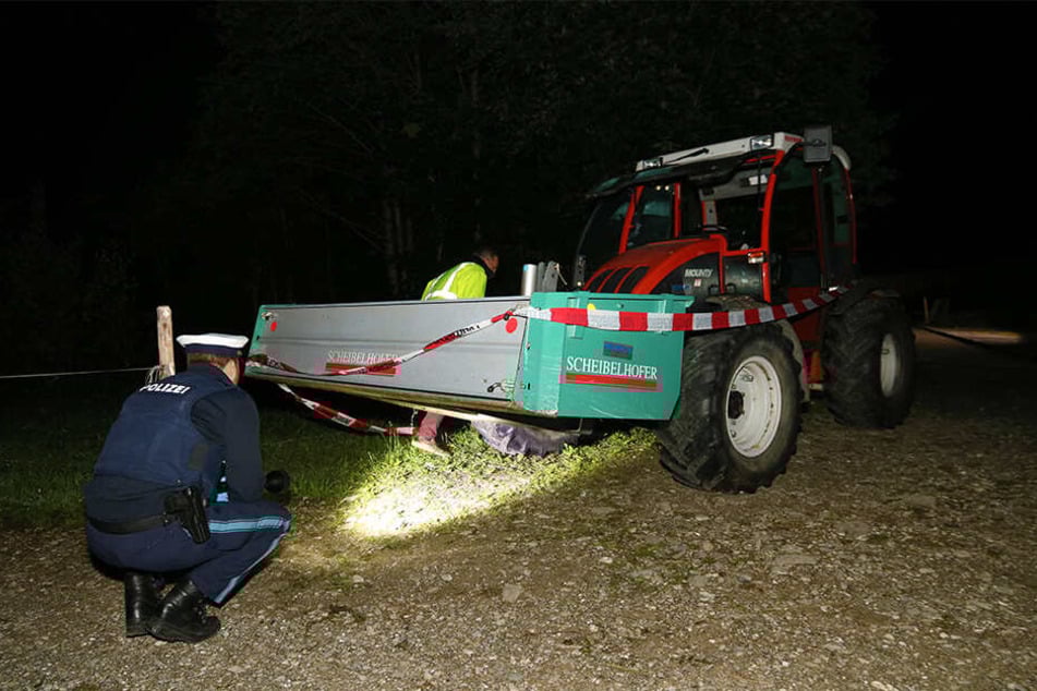 Die zuständige Polizei untersucht den Traktor in der Folge des Unfalls.