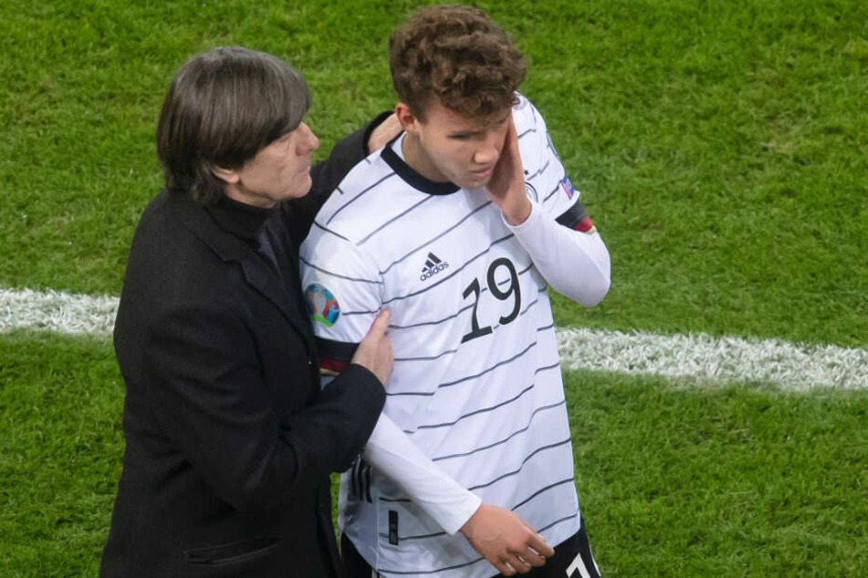 Luca Waldschmidt (r.) will Bundestrainer Joachim Löw (l.) weiterhin überzeugen.