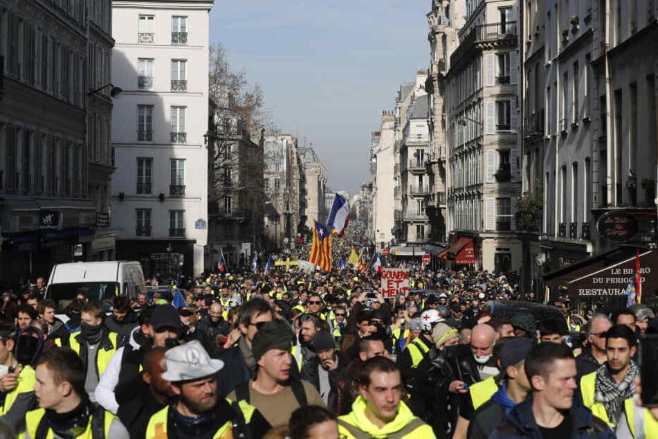In Frankreich gingen wieder Tausende auf die Straße, um gegen die Reformpolitik der Mitte-Regierung und von Präsident Macron protestieren.