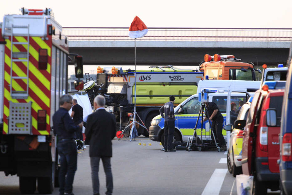 Polizisten stehen an der Anschlussstelle Hellersdorf auf der A10 nordöstlich von Berlin auf der Fahrbahn.
