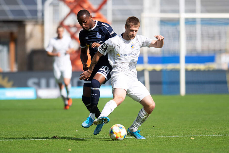 Jenas Dominik Bock (r.) und Duisburgs Leroy-Jacques Mickels im Zweikampf um den Ball.