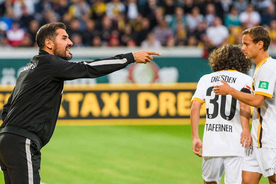 Cristian Fiel dirigiert seine Mannschaft gegen Paris St. Germain vom Spielfeldrand. Um seine Stammelf für den Auftakt zu finden, bleibt dem Spanier nur noch eine reichliche Woche.