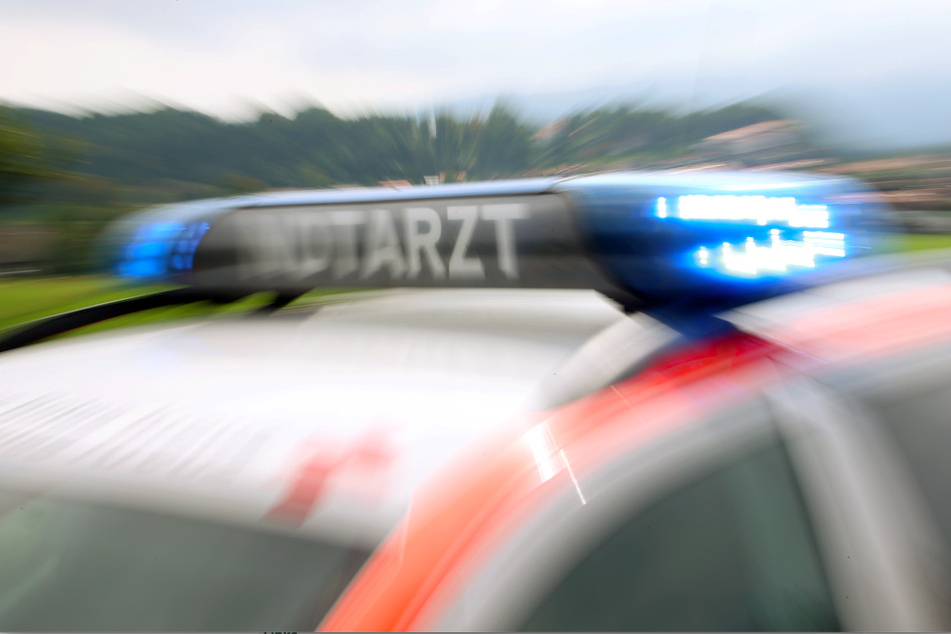 Der schwer verletzte Mann kam ins Krankenhaus, wo er inzwischen nicht mehr in Lebensgefahr schwebt. (Symbolbild)