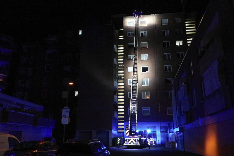 In Düsseldorf hat ein Aufzug in einem Mehrfamilienhaus gebrannt.