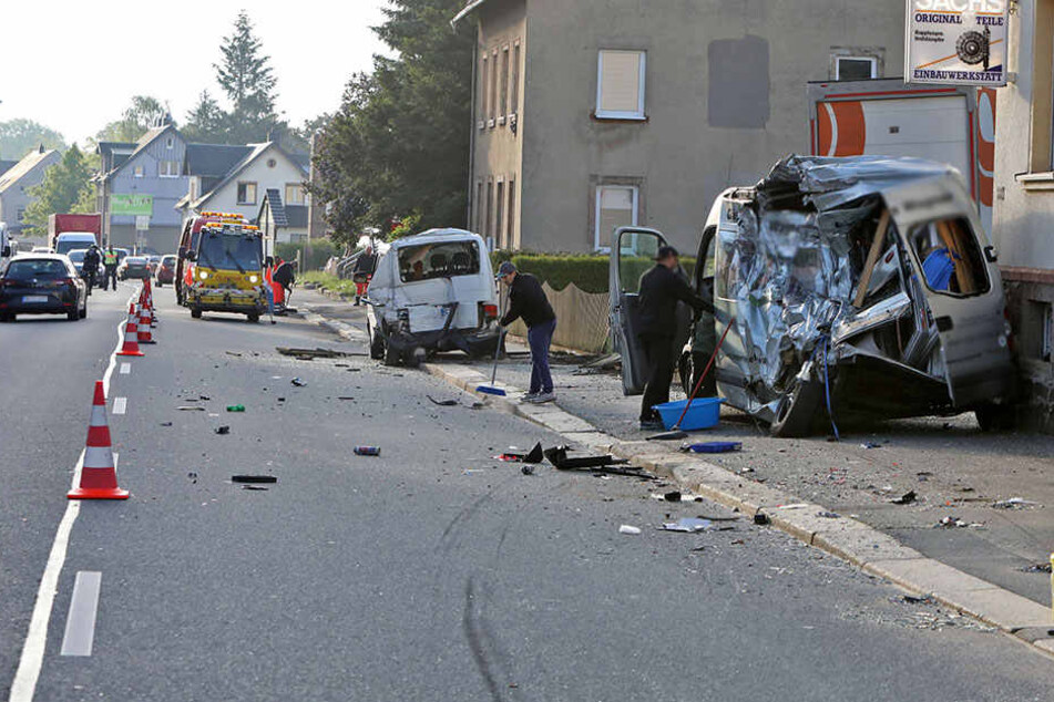 Die Chemnitzer Straße glich einem Trümmerfeld.