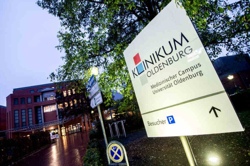 Die Taten soll der Angeklagte an den Kliniken in Delmenhorst und Oldenburg begangen haben.