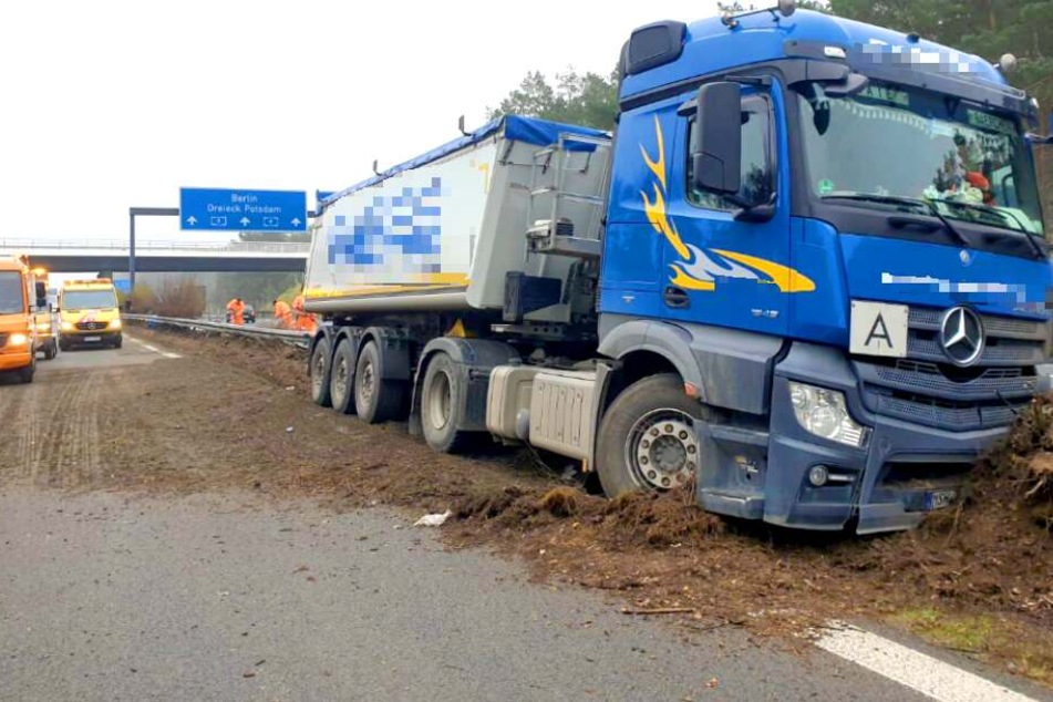 Auf der A9 ist ein Lkw in die Mittelleitplanke gekracht.