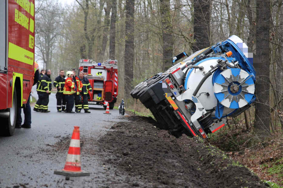 Wegen der Bergungsarbeiten ist die Strecke voll gesperrt.