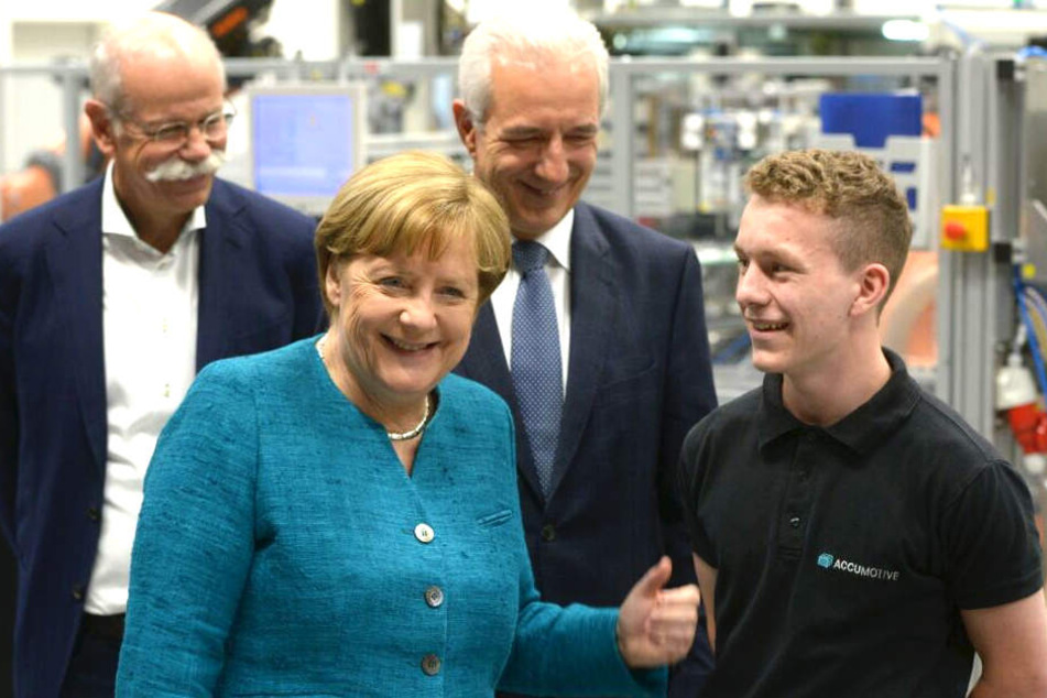 Daimler-Chef Dieter Zetsche (64), Angela Merkel (62) und Stanislaw Tillich (58, beide CDU) mit guter Laune während des Rundgangs in der Produktion.