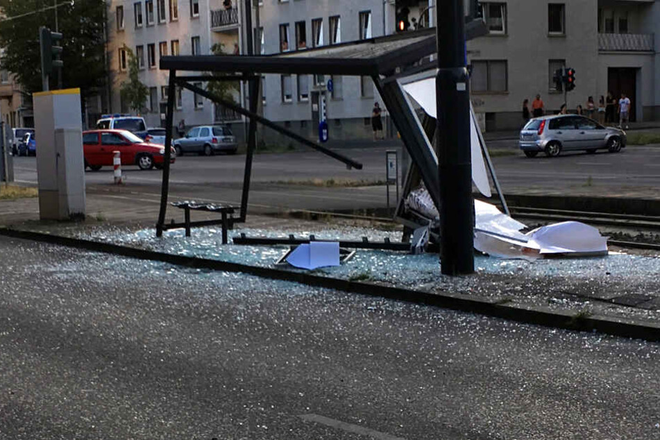 Von der Haltestelle blieb nicht viel übrig.