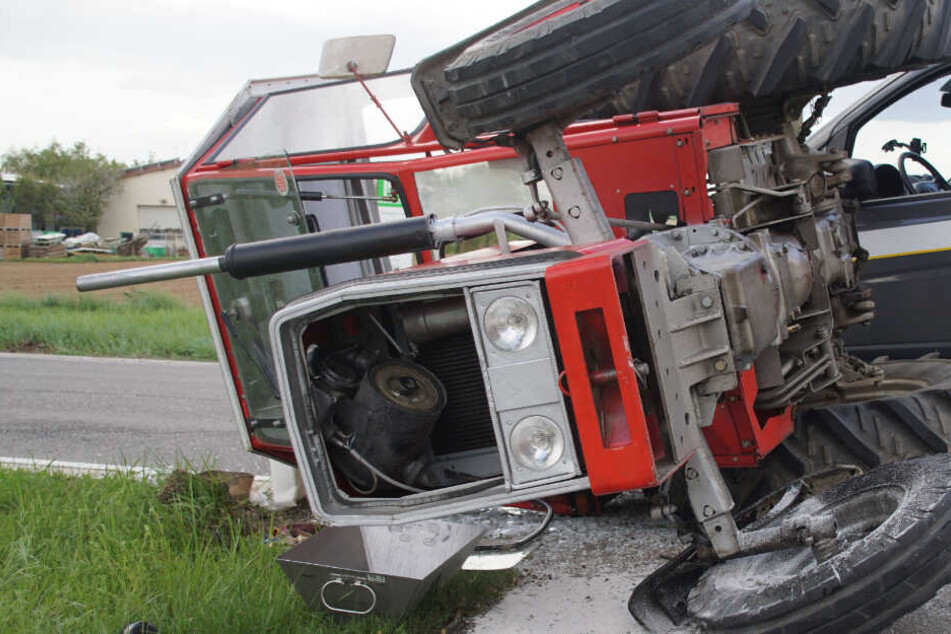 Der Kleintransporter traf den Traktor beim Überholvorgang am linken Hinterrad, woraufhin dieser umkippte.