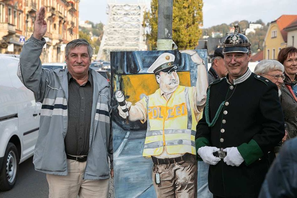 Polizeihauptmeister Günther Jacob (67, l.) konnte sich am Schillerplatz noch einmal selbst als Ölbild sehen.