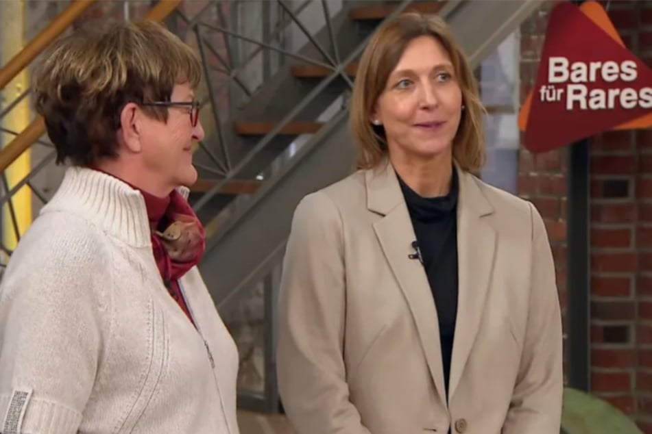 Verkäuferin Gisela (l.) und ihre Tochter Corinna haben eine alte Spieluhr aus dem 19. Jahrhundert mit zu "Bares für Rares" gebracht.