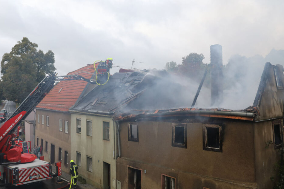 Die Feuerwehr kämpft gegen die Flammen an.