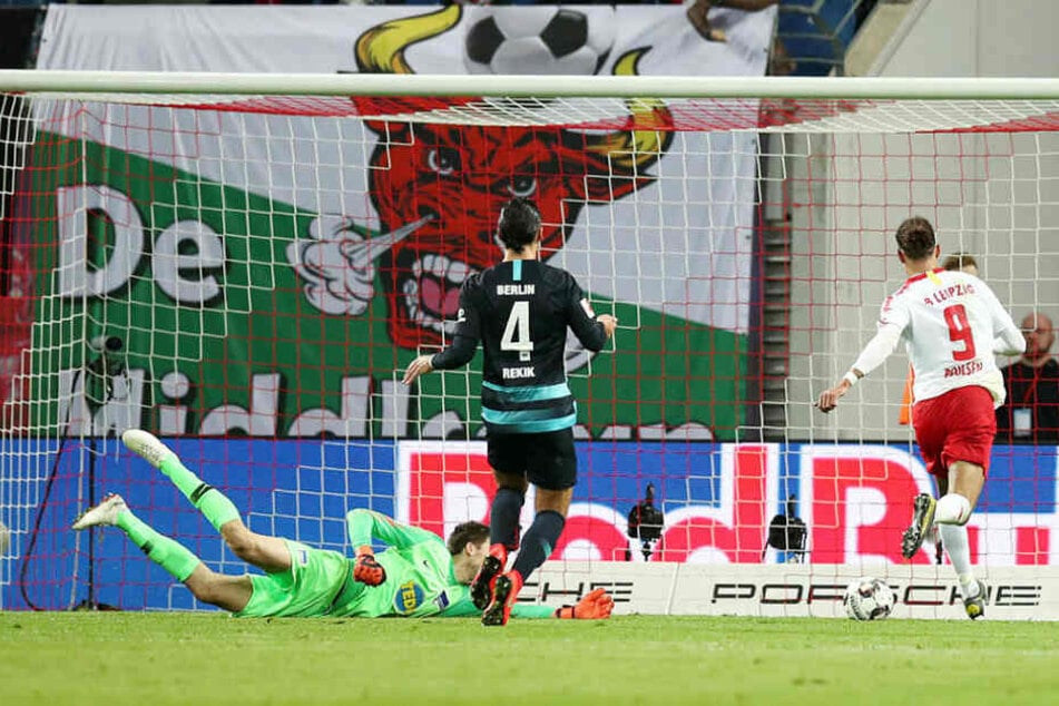Null Problemo für Yussuf Poulsen (r.): Nach mustergültiger Vorlage von Sturmpartner Timo Werner schob der Däne zum 2:0 ein.
