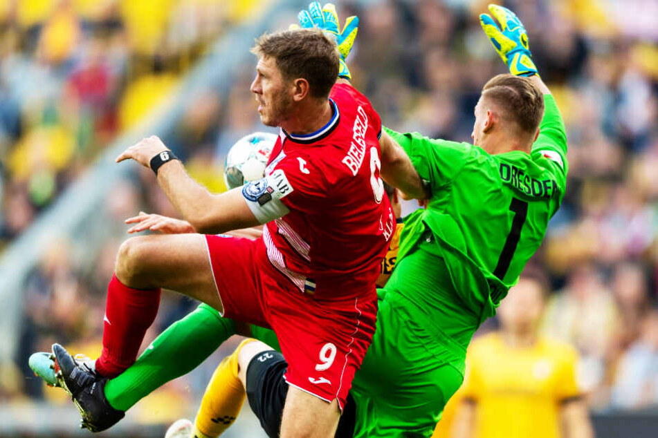 Dynamo-Keeper Kevin Broll (r.) prallt mit Bielefelds Mittelstürmer Fabian Klos zusammen.