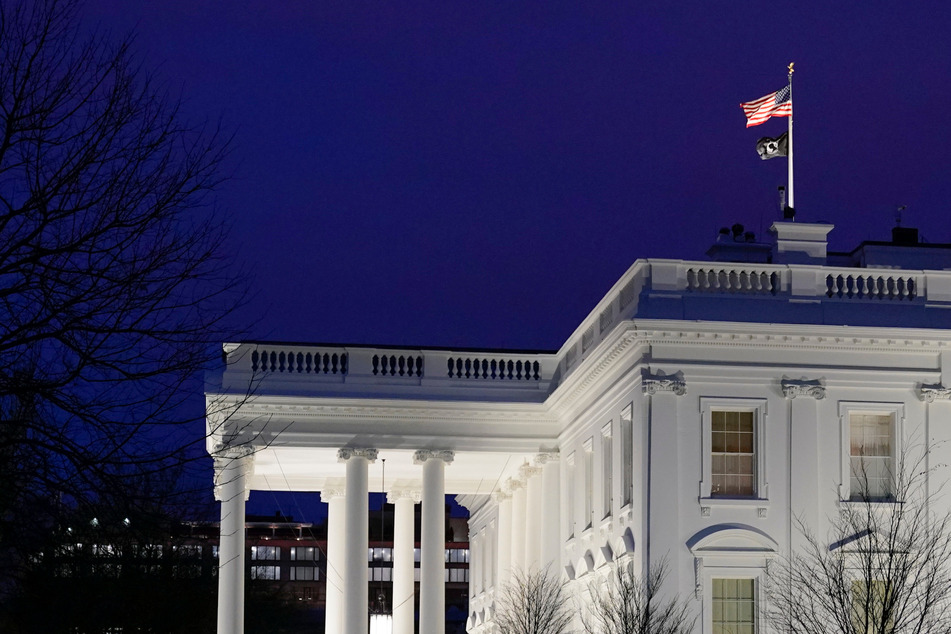 Mit Hakenkreuzflagge im Laster: 19-Jähriger rammt Absperrung vor dem Weißen Haus