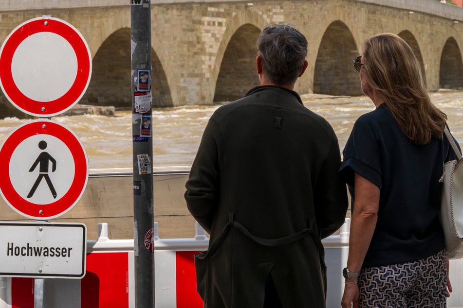 In Regensburg geht das Hochwasser zurück. Im Laufe des Freitags könnte der Pegel auf Meldestufe-3-Niveau absinken.