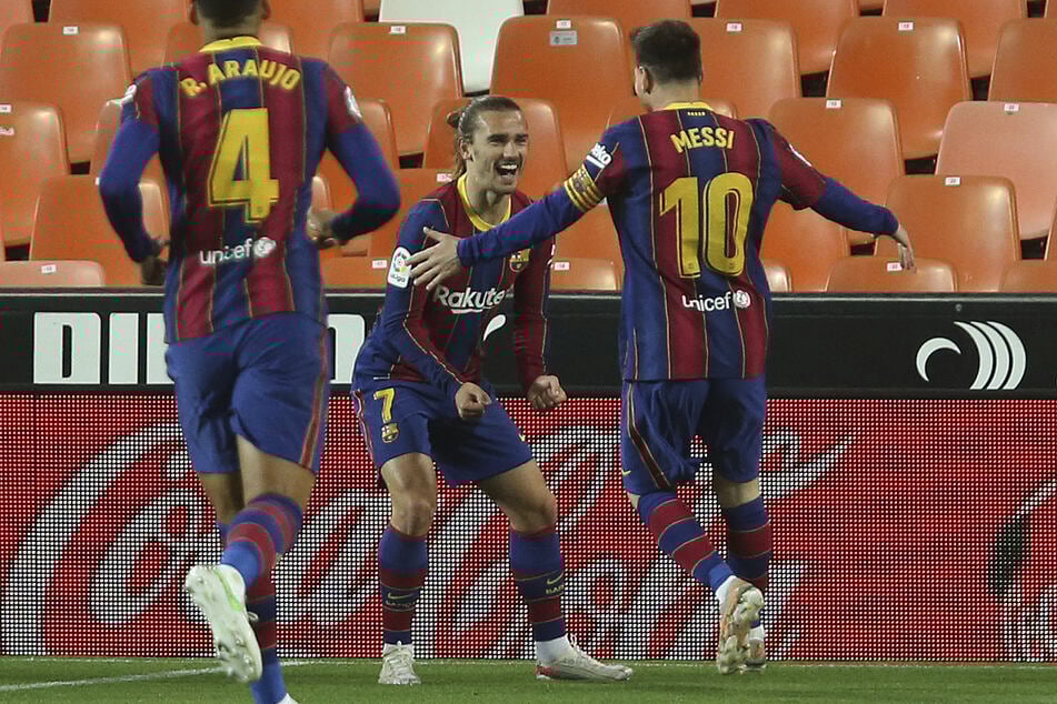 Griezmann (M.) wurde mit dem FC Barcelona rund um Superstar Lionel Messi (34, r.) nie wirklich warm.