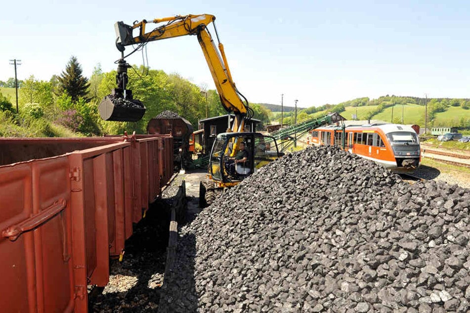 240 Tonnen Steinkohle wurden umgeladen, damit die Fichtelbergbahn weiter dampfen kann.