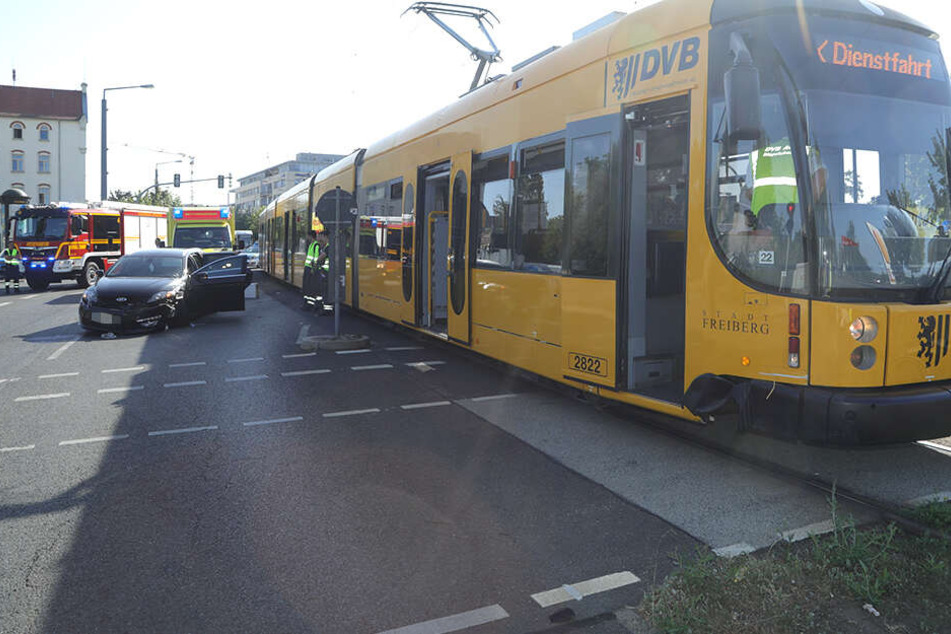 Rettungskräfte kümmerten sich am Unfallort um die verletzte Person.
