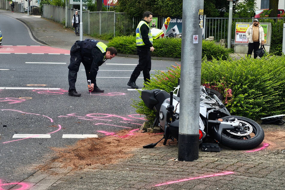 Bei dem Crash auf der Kreuzung wurde der Motorradfahrer schwer verletzt.