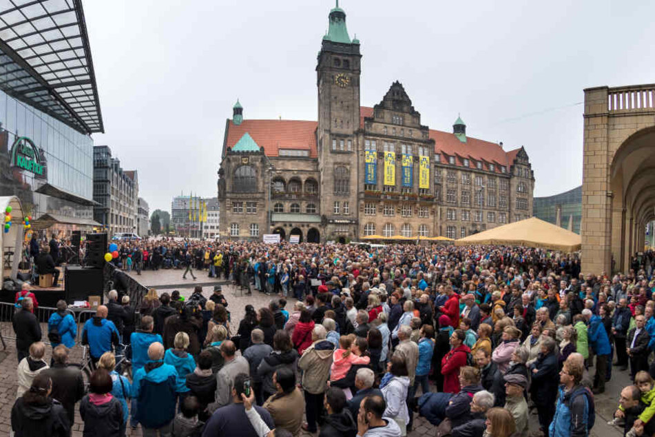 Bei der Kundgebung der Evangelisch-Lutherischen Kirche war der Neumarkt gut gefüllt. Zu den Rednern gehörten unter anderem OB Barbara Ludwig (56, SPD), Innenminister Roland Wöller (48, CDU) und Ministerpräsident Michael Kretschmer (43, CDU).