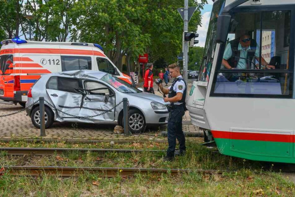 Beide Insassen des VWs wurden schwer verletzt.