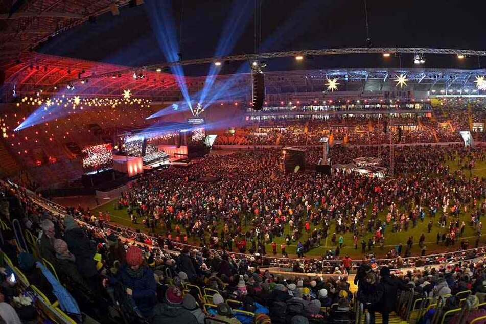 Tausende Besucher kamen zum gemeinsamen Adventssingen ins Stadion.