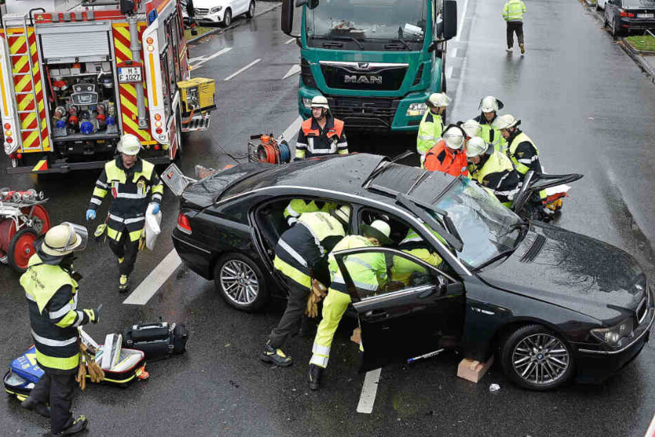 Die Feuerwehr musste den Mann aus seinem BMW befreien.