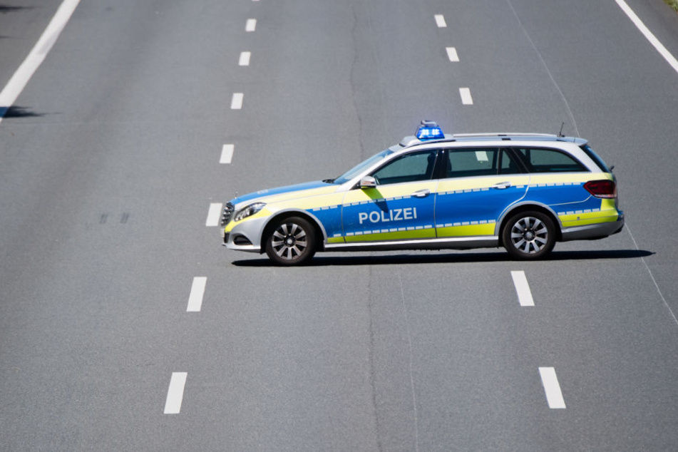 Die Polizei stoppte auf einem Parkplatz der A17 einen verdächtigen Kleintransporter. (Symbolbild).