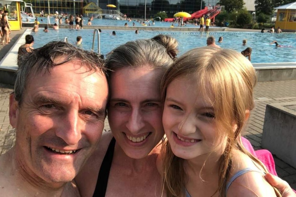 Thomas Geisel (SPD), Oberbürgermeister von Düsseldorf, seine Ehefrau Vera und seine Tochter Teresa fotografieren sich im Rheinbad.