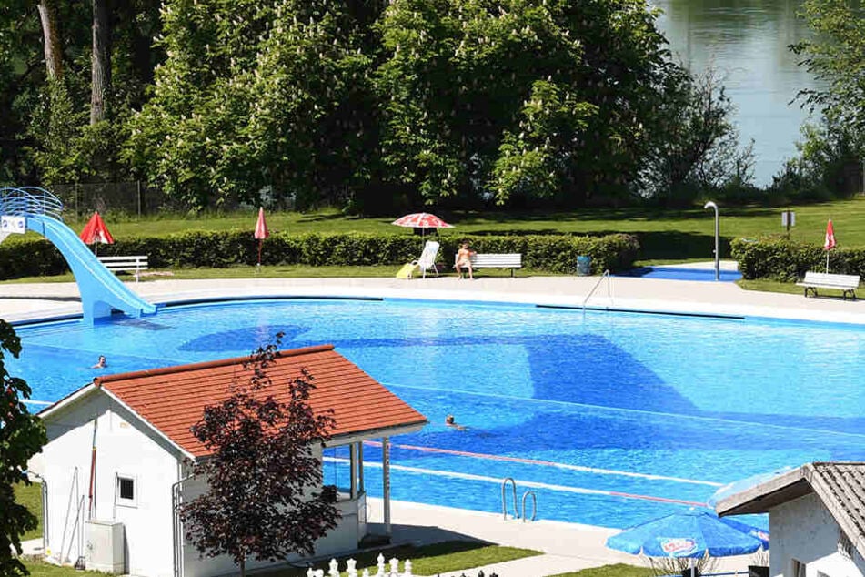 Der Achtjährige sprang in dem Freibad in ein für ihn zu tiefes Schwimmbecken (Symbolbild).