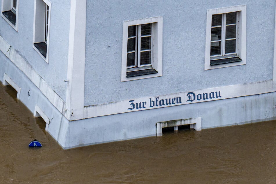 Das Erdgeschoss dieses Hauses in Passau steht unter Wasser. Auch wenn die Wasserstände fallen, wird hier lange keine Normalität einkehren.